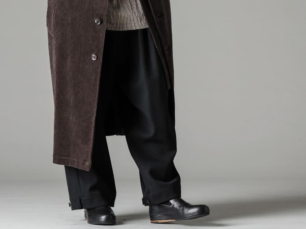 Yohji Yamamoto-ヨウジヤマモト 22-23AW(秋冬) どんなアウターとも合わせやすいベーシックな9部丈ワイドパンツ - HE-T33-082-脇裾タブ パンツ - HE-P48-101-3 - Handsewn-Slipper-ハンドソーン スリッパ-3 3-002
