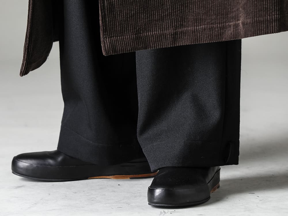 Yohji Yamamoto-ヨウジヤマモト 22-23AW(秋冬) どんなアウターとも合わせやすいベーシックな9部丈ワイドパンツ - HE-T33-082-脇裾タブ パンツ - HE-P48-101-3 - Handsewn-Slipper-ハンドソーン スリッパ-3 3-003