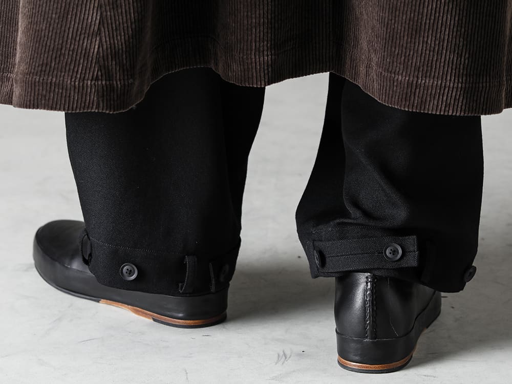 Yohji Yamamoto-ヨウジヤマモト 22-23AW(秋冬) どんなアウターとも合わせやすいベーシックな9部丈ワイドパンツ - HE-T33-082-脇裾タブ パンツ - HE-P48-101-3 - Handsewn-Slipper-ハンドソーン スリッパ-3 3-005