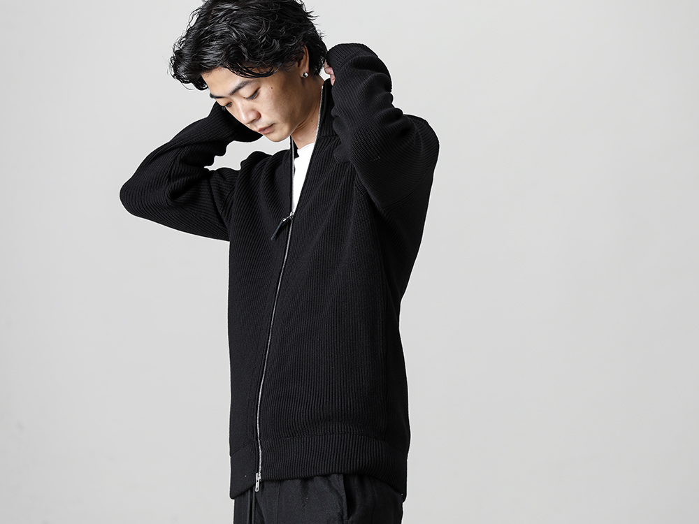 Maison Margiela -  メゾン マルジェラ 22-23AW ブランドの定番ドライバーズニットがライン4と14の両ラインに属するジェンダーレスアイテムとしてリリース 見出し2 -  SI1HA0013-Driver's Zip Up Knit Black - L19-Ragran Cutsew White
