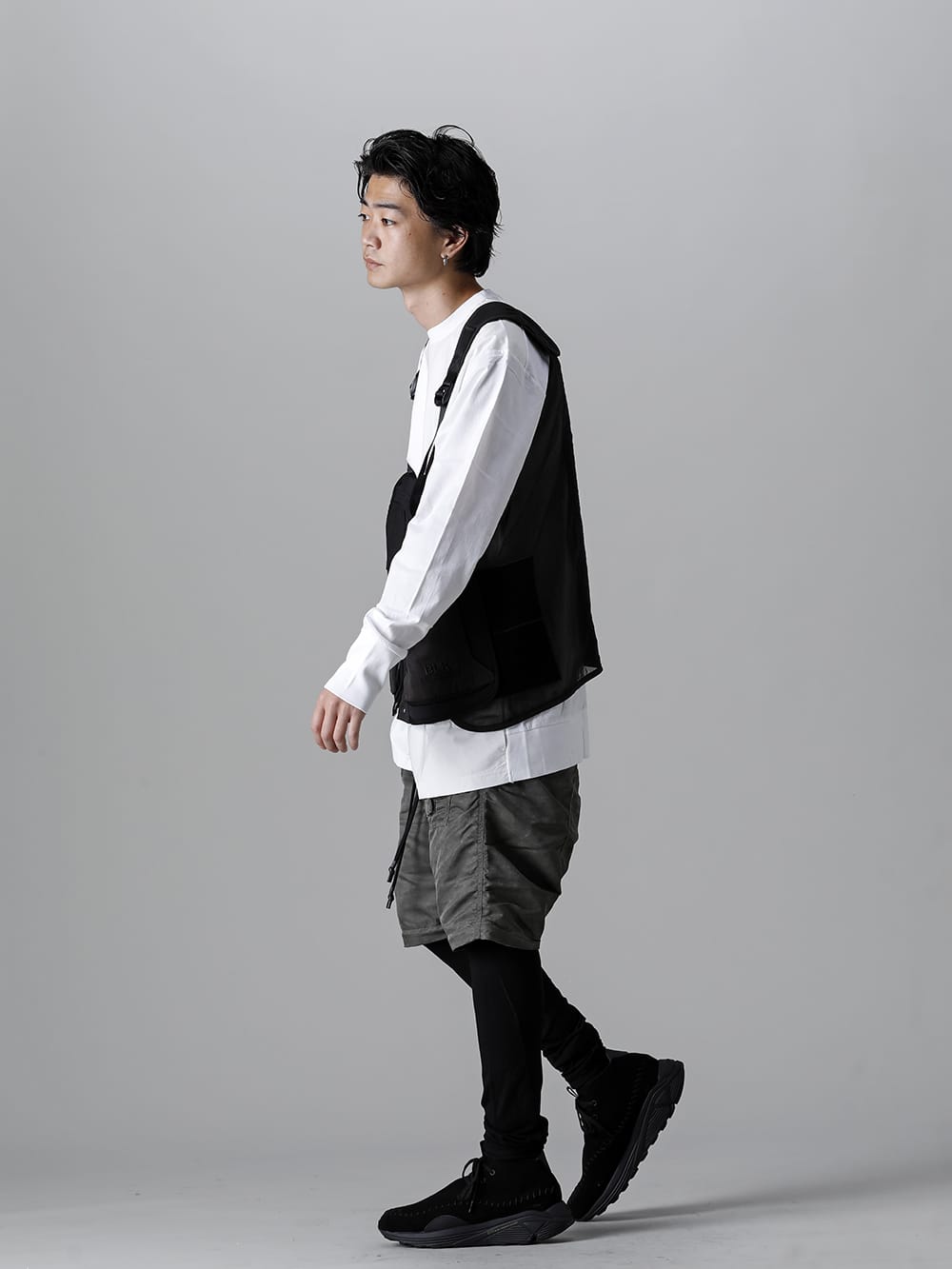 White Mountaineering - ホワイトマウンテニアリング 2022-23AW スタイリング ミリタリーとアウトドア要素のミックスでスタイリングの幅を広げたパンツレイヤードスタイル - BK2273204 BLK キャンピング ベスト - RB-402-White クロスジャージー L/S ホワイト - RB-429-Vintage-Khaki パラシュートパンツ ヴィンテージカーキ 1-001