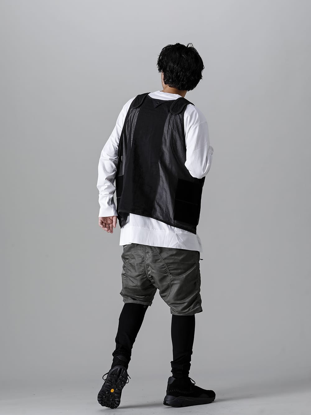 White Mountaineering - ホワイトマウンテニアリング 2022-23AW スタイリング ミリタリーとアウトドア要素のミックスでスタイリングの幅を広げたパンツレイヤードスタイル - BK2273204 BLK キャンピング ベスト - RB-402-White クロスジャージー L/S ホワイト - RB-429-Vintage-Khaki パラシュートパンツ ヴィンテージカーキ 1-002