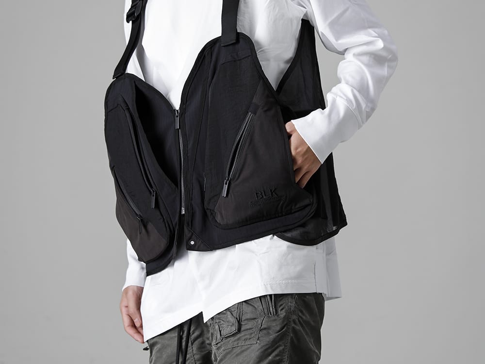 White Mountaineering - ホワイトマウンテニアリング 2022-23AW コントラストを効かしたホワイトマウンテニアリングとリップヴァンウィンクルのミックススタイル  - BK2273204 BLK キャンピング ベスト - RB-402-White クロスジャージー L/S ホワイト 2-001