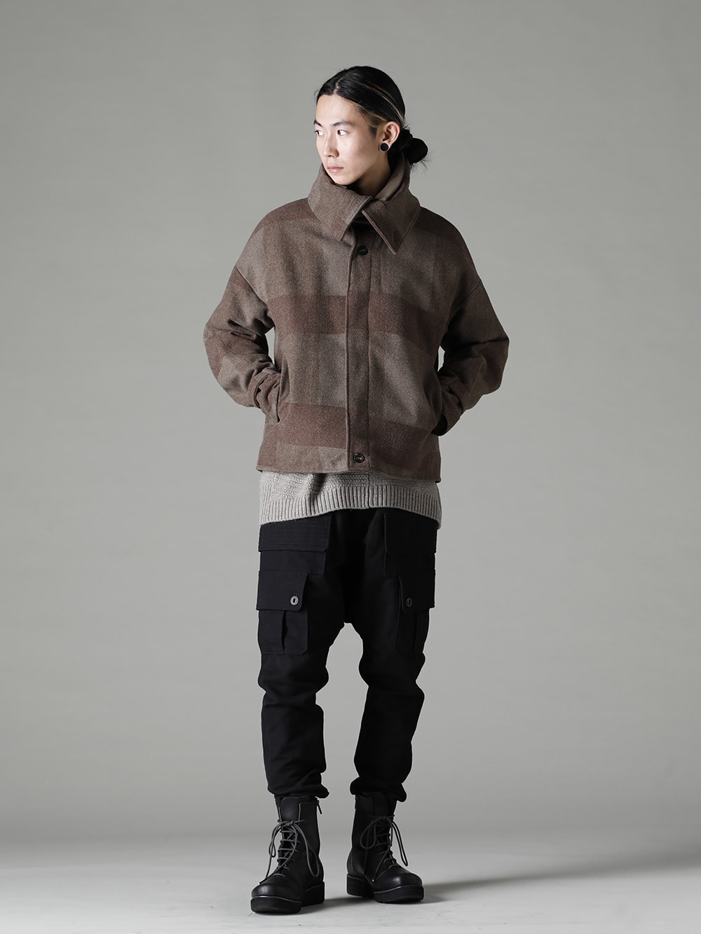 DEVOA 22-23AW スタイリング - Style with a slight emphasis on rugged image - JKI-SNS High neck jacket Wool needle punch KTS-MLP-Melange-Gray Pullover Knit Merino Wool Melange Gray PTN-LCG-Black Cargo Pants Cotton / Linen Black FW-LMM Leather Boots 