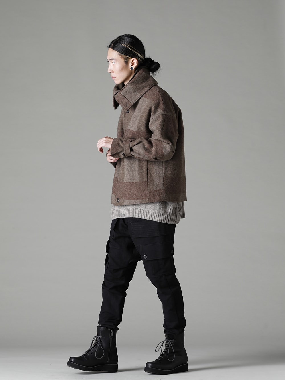 DEVOA 22-23AW スタイリング Style with a slight emphasis on rugged image - JKI-SNS High neck jacket Wool needle punch KTS-MLP-Melange-Gray Pullover Knit Merino Wool Melange Gray PTN-LCG-Black Cargo Pants Cotton / Linen Black FW-LMM Leather Boots  1-001