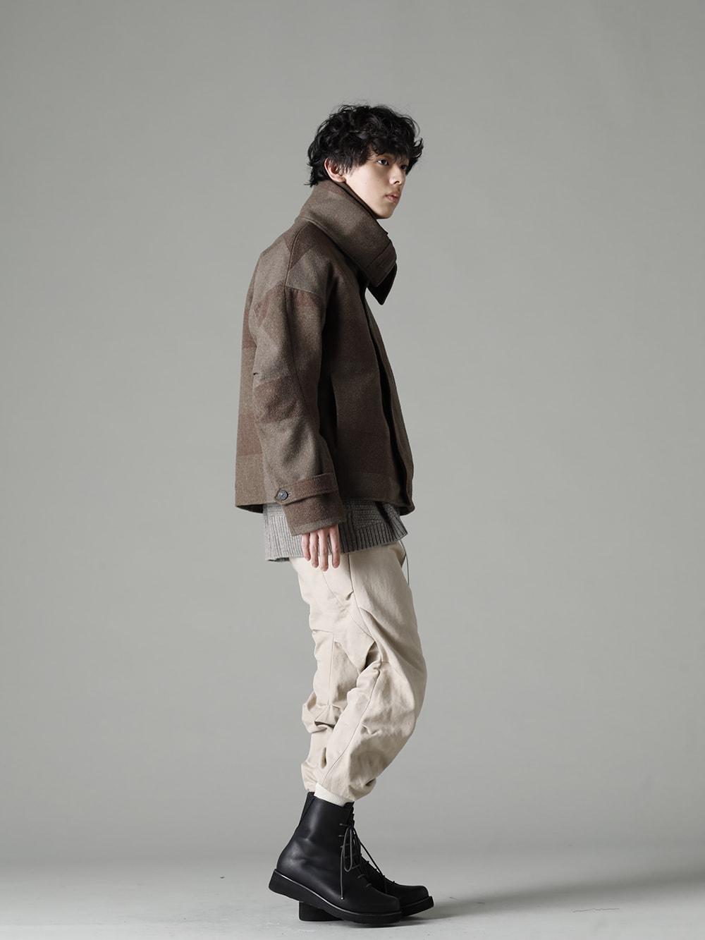 DEVOA 22-23AW styling Casual style with a gentle material atmosphere - JKI-SNS High neck jacket Wool needle punch KTS-MLP-Melange-Gray Pullover Knit Merino Wool Melange Gray PTN-LSK-Light-Beige Jogger Pants Cotton / Linen Light Beige FW-LMM Leather Boots  1-001