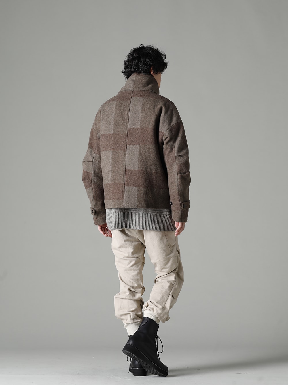 DEVOA 22-23AW styling Casual style with a gentle material atmosphere - JKI-SNS High neck jacket Wool needle punch KTS-MLP-Melange-Gray Pullover Knit Merino Wool Melange Gray PTN-LSK-Light-Beige Jogger Pants Cotton / Linen Light Beige FW-LMM Leather Boots  1-002