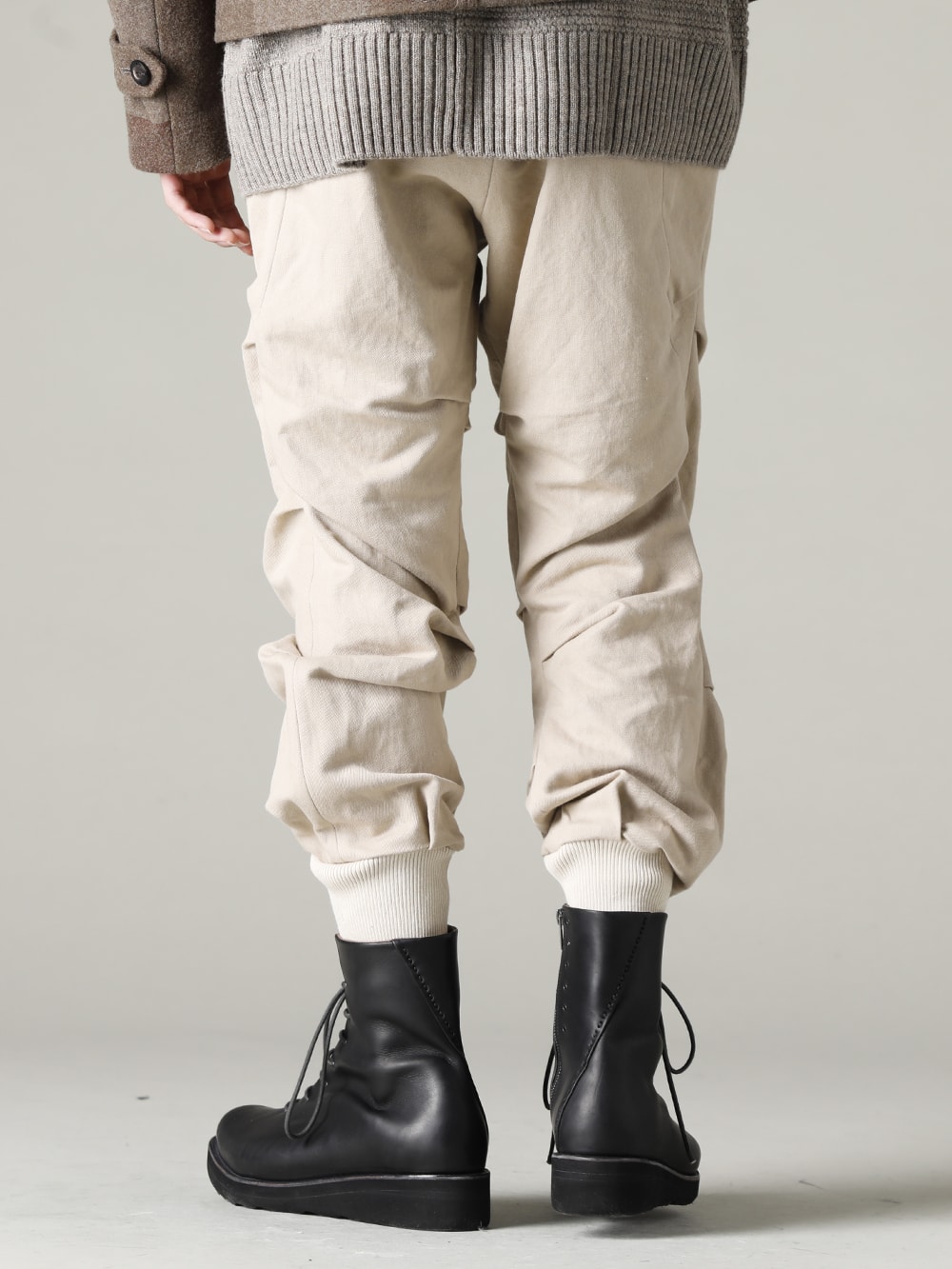 DEVOA(デヴォア) 22-23AW(秋冬) ブーツやハイカットスニーカーとの相性が良いジョガーパンツ - PTN-LSK-Light-Beige ジョガー パンツ コットン / リネン ライト ベージュ FW-LMM レザー ブーツ  1-003