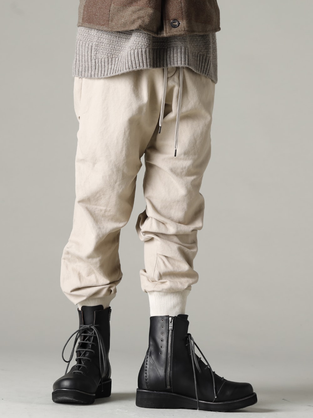 DEVOA(デヴォア) 22-23AW(秋冬) ブーツやハイカットスニーカーとの相性が良いジョガーパンツ - PTN-LSK-Light-Beige ジョガー パンツ コットン / リネン ライト ベージュ FW-LMM レザー ブーツ  1-003