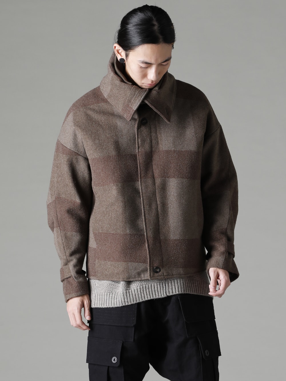 DEVOA(デヴォア) 22-23AW(秋冬) 特徴的なハイネックの襟を大きなポイントにコンパクトな着丈とざっくりとしたシルエットで構成したショート丈のアウター カジュアルでありながら、どことなく漂う無骨な男臭さ -  JKI-SNS ハイネックジャケット ウールニードルパンチ KTS-MLP-Melange-Gray プルオーバー ニット メリノ ウール メランジ グレー