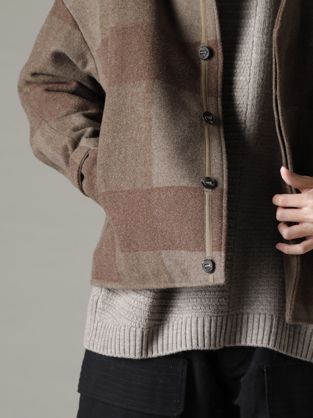 DEVOA(デヴォア) 22-23AW(秋冬) カジュアルでありながら、どことなく漂う無骨な男臭さ  - JKI-SNS ハイネックジャケット ウールニードルパンチ KTS-MLP-Melange-Gray プルオーバー ニット メリノ ウール メランジ グレー 2-002