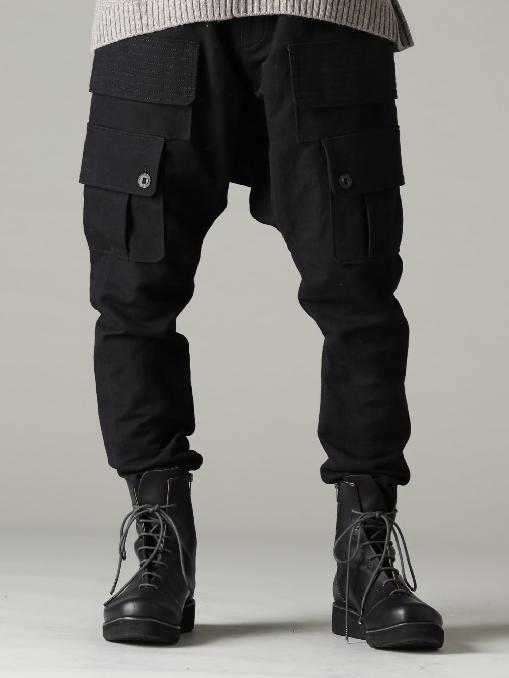 DEVOA(デヴォア) 22-23AW(秋冬) 絶妙なゆるさのドロップクロッチのカーゴパンツ PTN-LCG-Black カーゴ パンツ コットン / リネン ブラック FW-LMM レザー ブーツ 3-001
