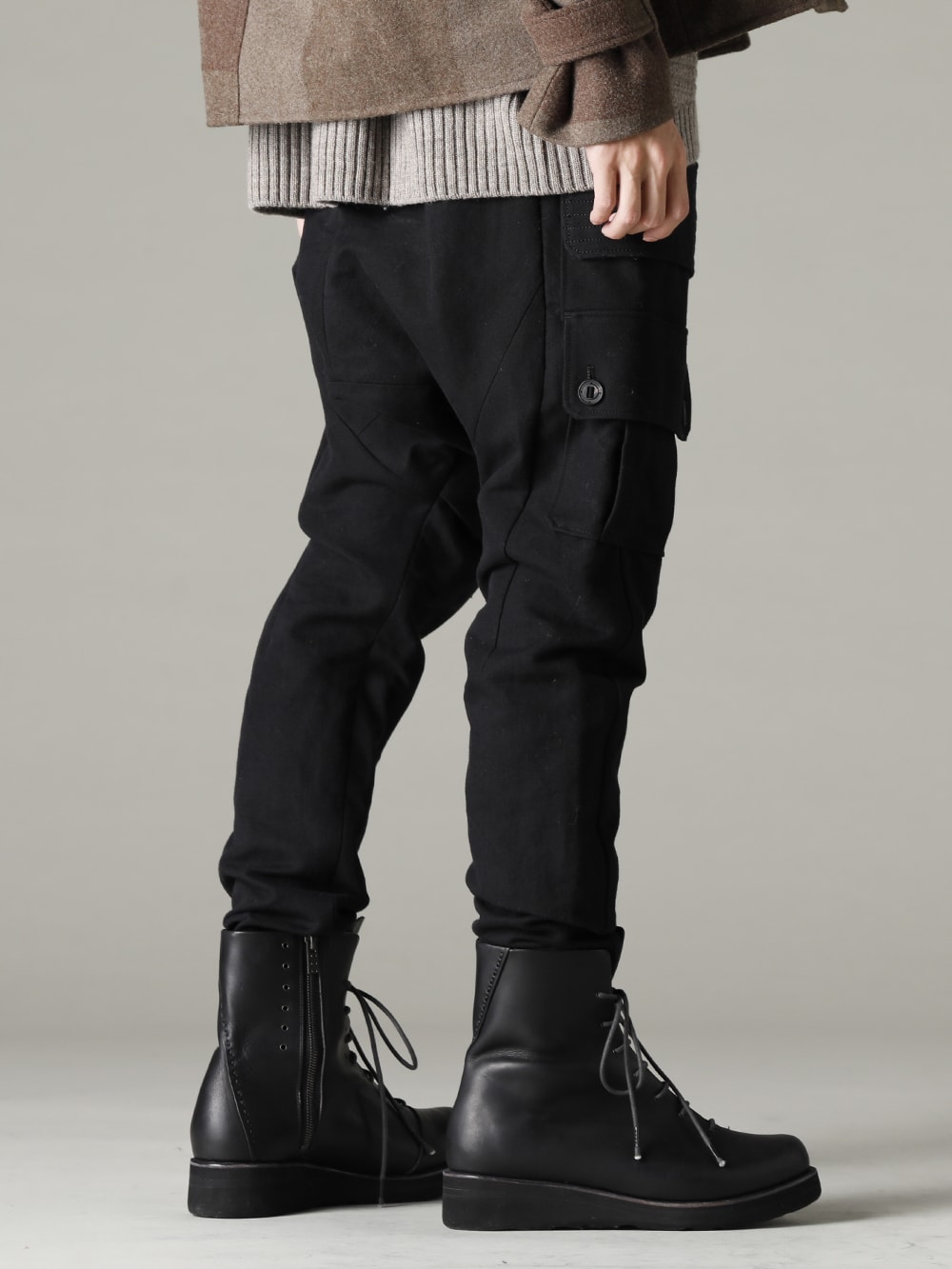 DEVOA(デヴォア) 22-23AW(秋冬) 絶妙なゆるさのドロップクロッチのカーゴパンツ PTN-LCG-Black カーゴ パンツ コットン / リネン ブラック FW-LMM レザー ブーツ 3-002