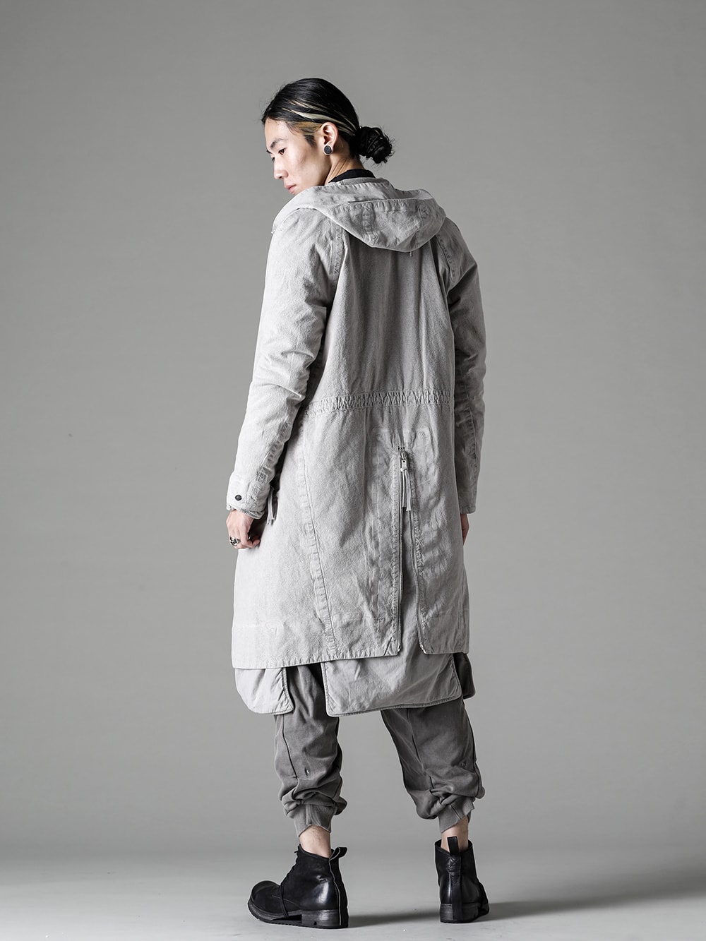 Boris Bidjan Saberi(ボリス ビジャン サベリ) 22-23AW(秋冬) スタイリング ライナーがついた状態の表面はで事実上二重の作りに。それを感じさせないすっきりとした雰囲気。 - PARKA1-2-ST-F1506F-W パーカー1.2 ST F1506F-W P18.1-F0409C P18.1 F0409C SHIRT1-F1505F-F035 シャツ1 F1505F+F035 BOOT4-LEATHER ブーツ4 レザー 1-002