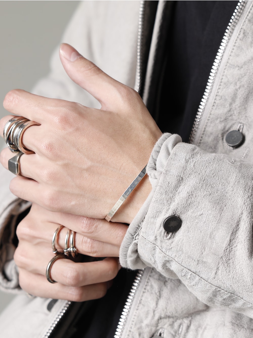 Boris Bidjan Saberi(ボリス ビジャン サベリ) 22-23AW(秋冬) ライナーがついた状態の表面はで事実上二重の作りに。それを感じさせないすっきりとした雰囲気。 - PARKA1-2-ST-F1506F-W パーカー1.2 ST F1506F-W シャツ1 F1505F+F035 1-007