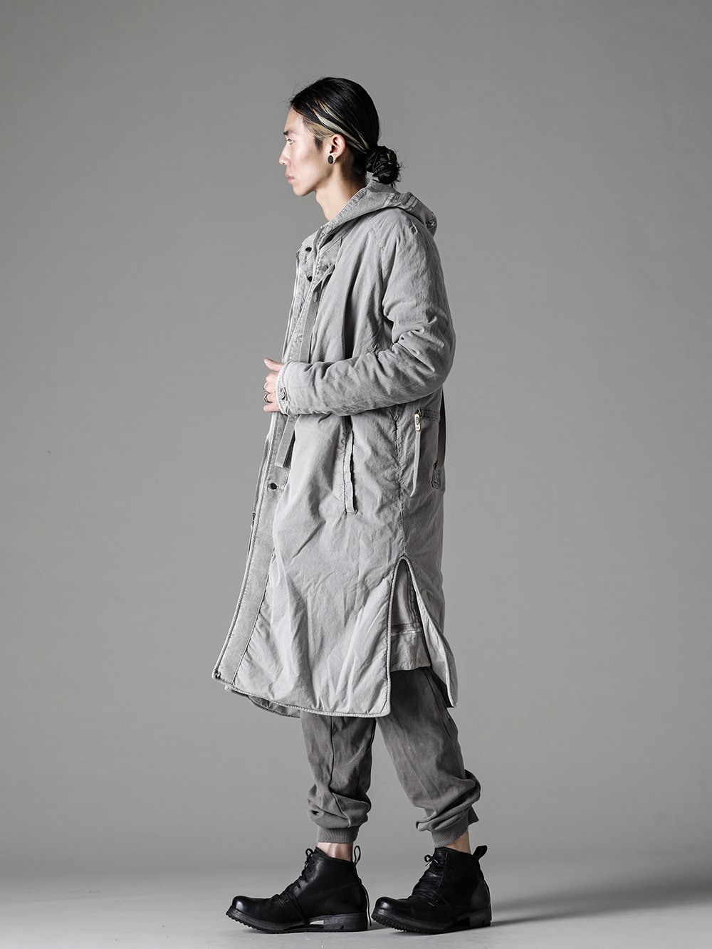 Boris Bidjan Saberi(ボリス ビジャン サベリ) 22-23AW(秋冬) スタイリング ライナーがついた状態の裏面はダウンコートのような見た目に  - PARKA1-2-ST-F1506F-W パーカー1.2 ST F1506F-W P18.1-F0409C P18.1 F0409C SHIRT1-F1505F-F035 シャツ1 F1505F+F035 BOOT4-LEATHER ブーツ4 レザー 2-001