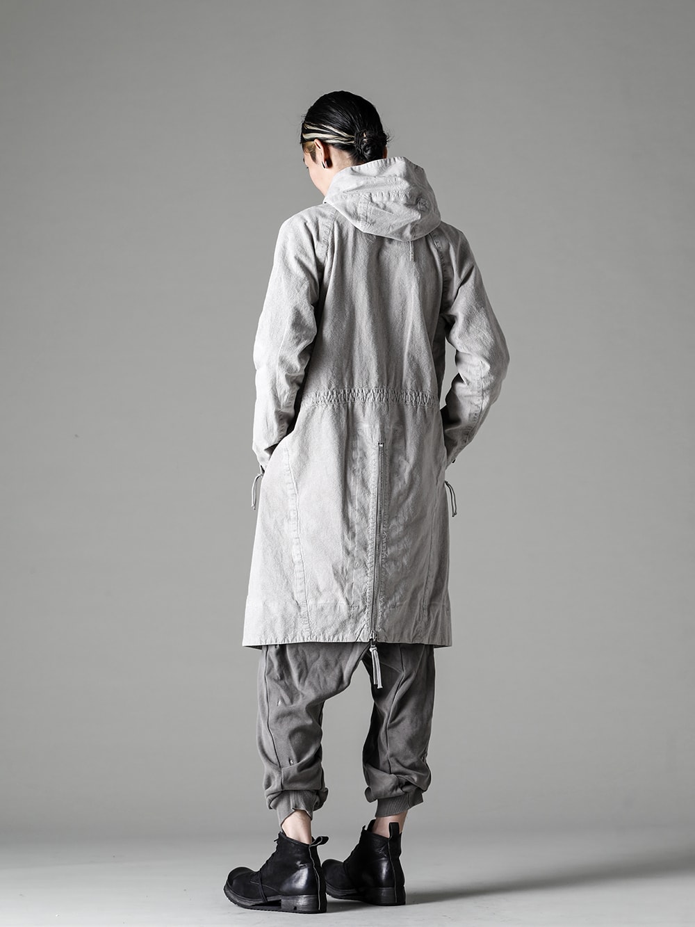 Boris Bidjan Saberi(ボリス ビジャン サベリ) 22-23AW(秋冬) スタイリング ライナーを外すと少しゆとりのあるシルエットに変化 - PARKA1-2-ST-F1506F-W パーカー1.2 ST F1506F-W P18.1-F0409C P18.1 F0409C SHIRT1-F1505F-F035 シャツ1 F1505F+F035 BOOT4-LEATHER ブーツ4 レザー 3-002