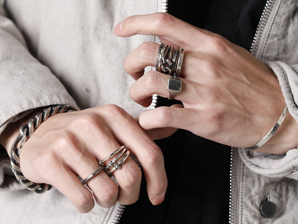 WERKSTATT:MÜNCHEN(ワークスタッド ミュンヘン) 22-23AW(秋冬) おすすめしたいP18.1とBOOT4の組み合わせ - M2311ブレスレットカーブチェーンロングリンクス M2640-BAバングルフックバンド M1181 5 リング コンビネーション ミックスド M1187 3 リング コンビネーション ジャンクション M1021 シグネット リング スカルプチャー M1203-FO ラウンド フォージド リング  5-003