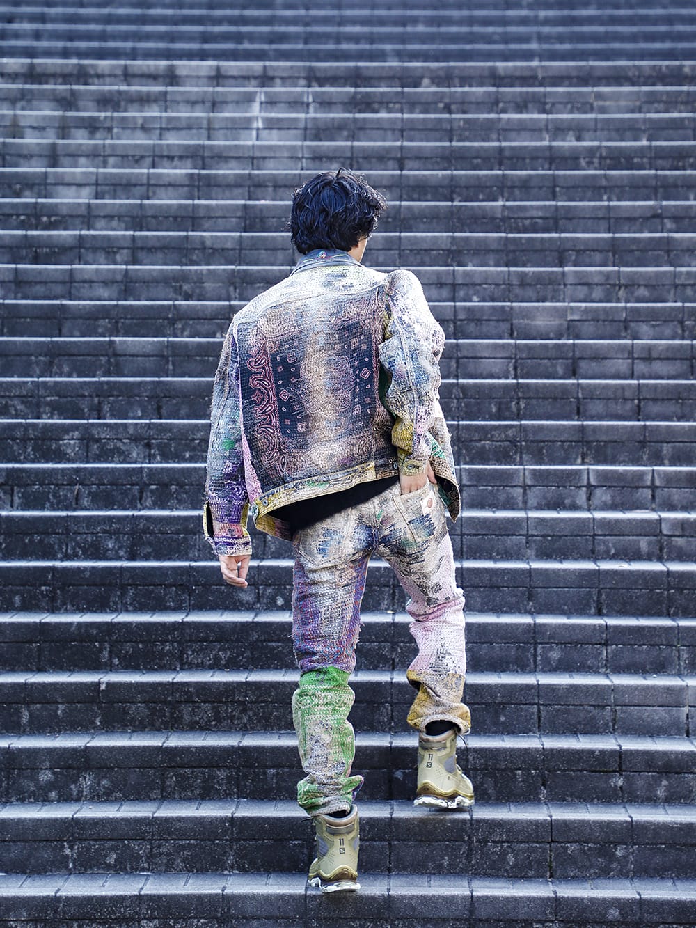 プロレタ リ アート / セントマイケル / イレブン バイ ボリス ビジャン サベリ 2022-23AW - PROLETA RE ARTのマルチカラーのセットアップが目を惹くコーディネイト。 - UROBOROS-DENIM-JACKET-MULCH-XL-22-23AW(デニムジャケット 2nd タイプ ビーズ付き) SM-A22-0000-072(ボーン X レイズド × セントマイケル CLOWN ニット ブラック) UROBOROS-DENIM-JEANS-MULCH-30-22-23AW(BORO デニムパンツ ビーズ付き) BOOT2-GTX-WH-LR-ALL-WEHR-GRUN(BOOT2 GTX WH/LR/ALL WEHR GRÜN) - 1-004