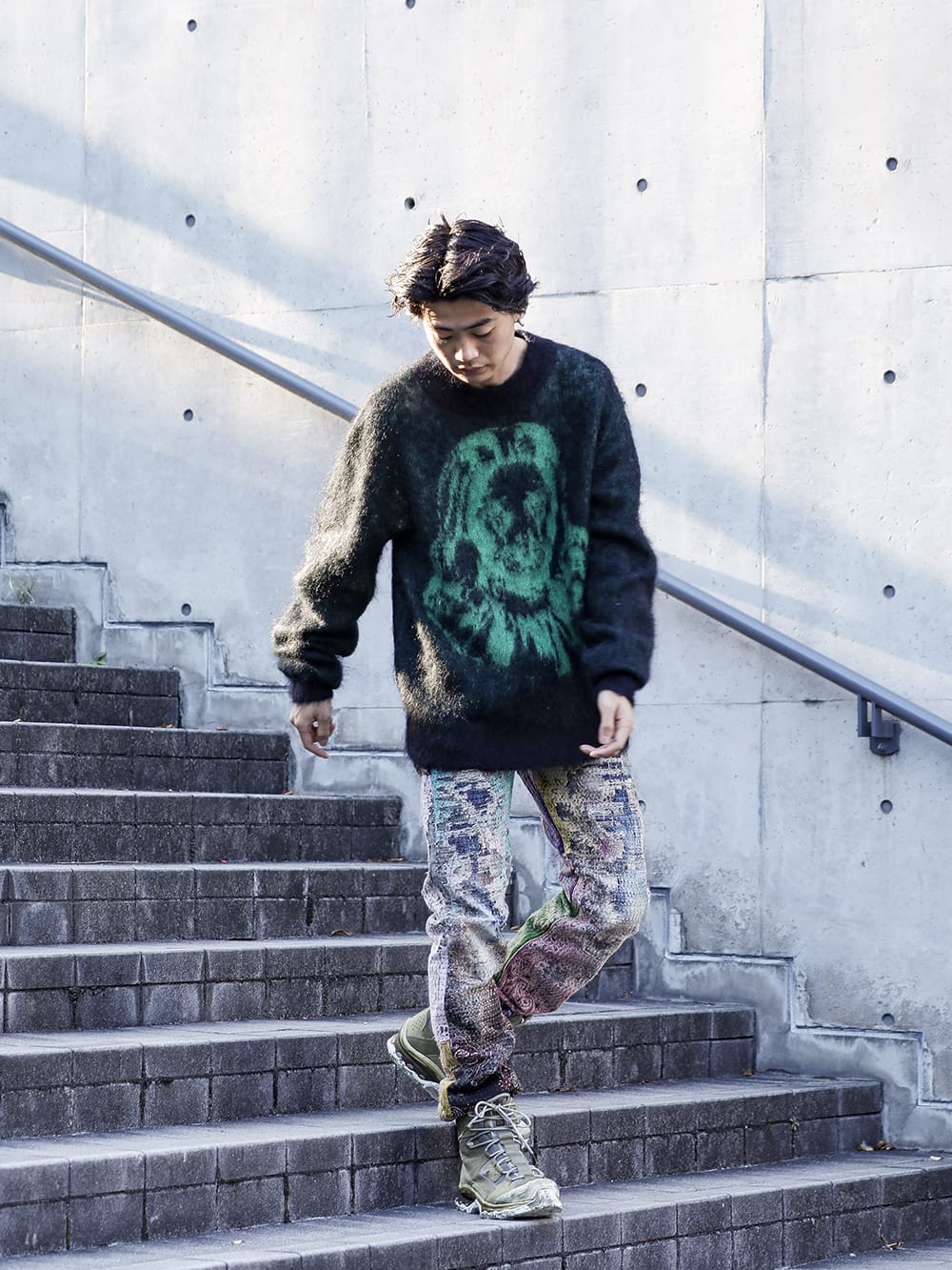 セントマイケル / プロレタ リ アート 2022-23AW - ニット素材のトップスを使ったタイムリーなスタイリング。 - SM-A22-0000-072(ボーン X レイズド × セントマイケル CLOWN ニット ブラック) UROBOROS-DENIM-JEANS-MULCH-30-22-23AW(BORO デニムパンツ ビーズ付き) - 3-001