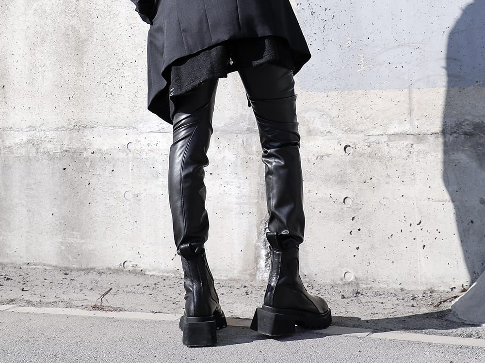 JULIUS 2022-23AW - Skinny pants made of synthetic leather for a visual effect. - 807PAM8(Synthetic Leather Pleather Indirect Pants) 797FWM1(Cow Leather Side Zip Up Boots) - 3-003