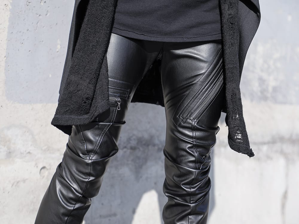 JULIUS 2022-23AW - Skinny pants made of synthetic leather for a visual effect. - 807PAM8(Synthetic Leather Pleather Indirect Pants) - 3-004
