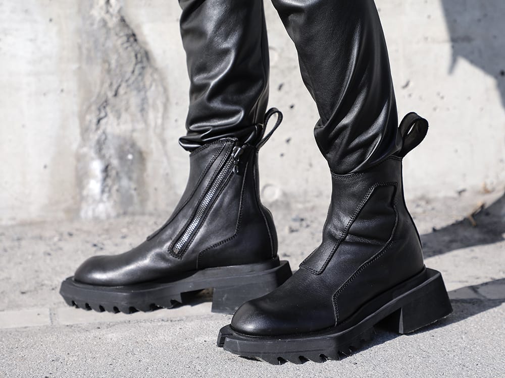 JULIUS 2022-23AW - Skinny pants made of synthetic leather for a visual effect. - 797FWM1(Cow Leather Side Zip Up Boots) - 3-008