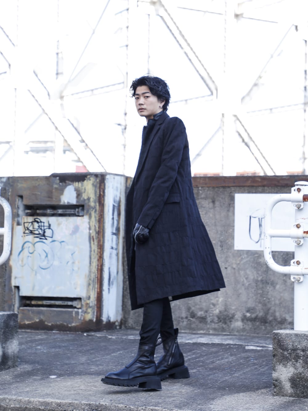 ユリウス / ディーハイゲン 2022-23AW - コレクション性のある作品を生かしたダークなスタイル - ST106-0322A(Scabパッチワークジャガードストレッチコットンチェスターコート) 797VEM2(ラムスキン / カウヘアー ベスト) 787SHM2-P(‘DUSK’ プリズム カットシャツ) 797PAM9-BK(10oz ストレッチデニム コーティング スキニーパンツ) 797FWM1(カウレザー サイド ジップアップ ブーツ) ST108-0122A(ホースレザージップグローブ) - 1-003