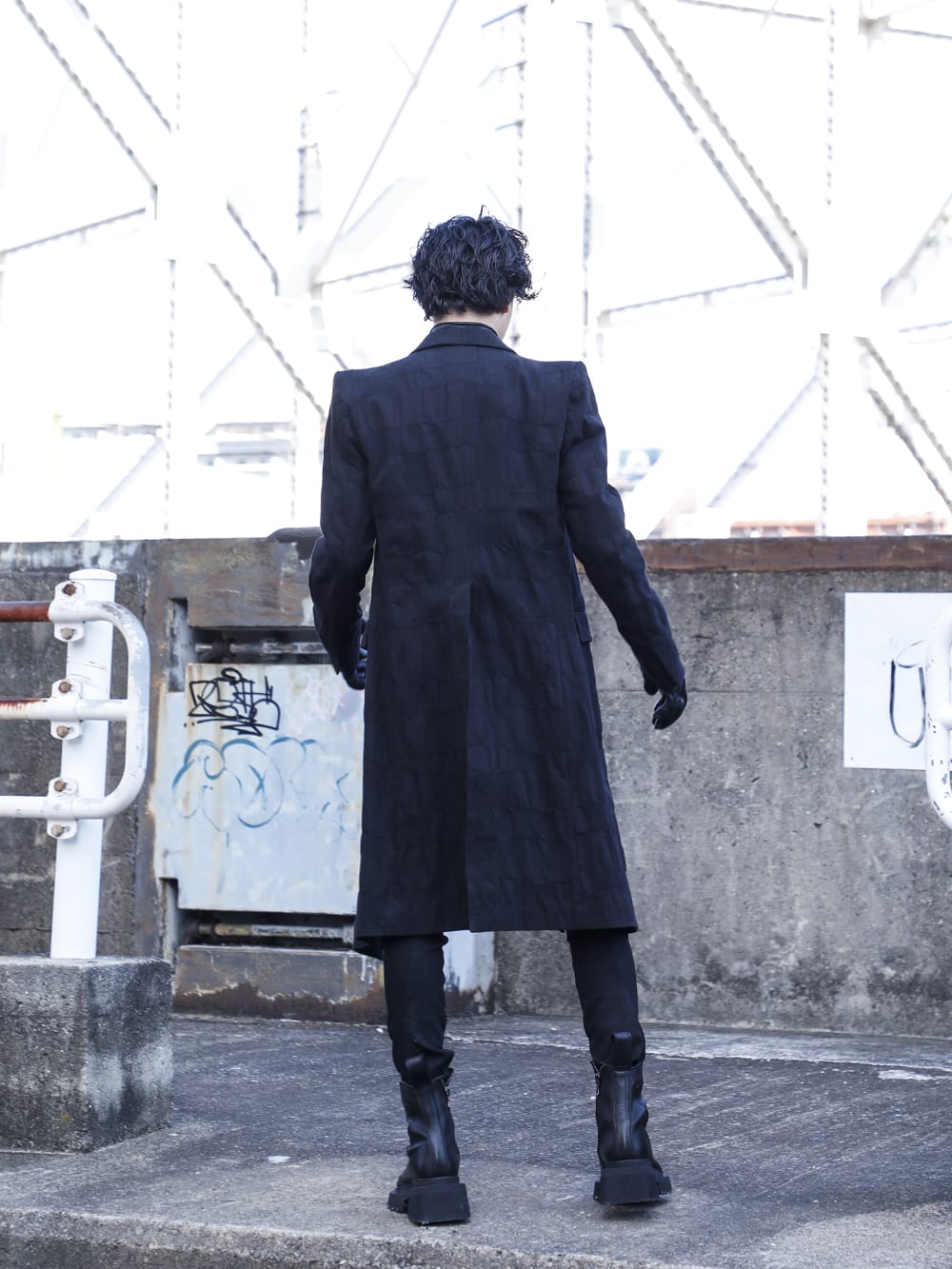 ユリウス / ディーハイゲン 2022-23AW - コレクション性のある作品を生かしたダークなスタイル - ST106-0322A(Scabパッチワークジャガードストレッチコットンチェスターコート) 797VEM2(ラムスキン / カウヘアー ベスト) 787SHM2-P(‘DUSK’ プリズム カットシャツ) 797PAM9-BK(10oz ストレッチデニム コーティング スキニーパンツ) 797FWM1(カウレザー サイド ジップアップ ブーツ) ST108-0122A(ホースレザージップグローブ) - 1-004