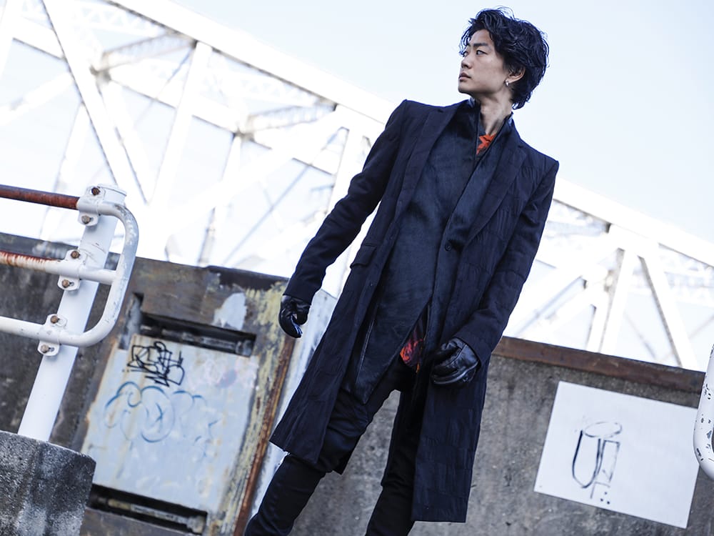 ユリウス / ディーハイゲン 2022-23AW - クラシカルなシルエットに無骨さを感じるディテールを - ST106-0322A(Scabパッチワークジャガードストレッチコットンチェスターコート) 797VEM2(ラムスキン / カウヘアー ベスト) 787SHM2-P(‘DUSK’ プリズム カットシャツ) ST108-0122A(ホースレザージップグローブ) - 2-001