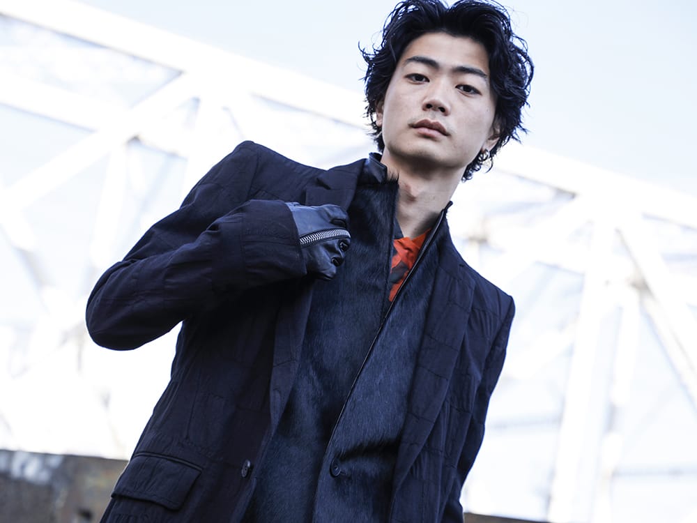 ユリウス / ディーハイゲン 2022-23AW - クラシカルなシルエットに無骨さを感じるディテールを - ST106-0322A(Scabパッチワークジャガードストレッチコットンチェスターコート) 797VEM2(ラムスキン / カウヘアー ベスト) 787SHM2-P(‘DUSK’ プリズム カットシャツ) ST108-0122A(ホースレザージップグローブ) - 2-003