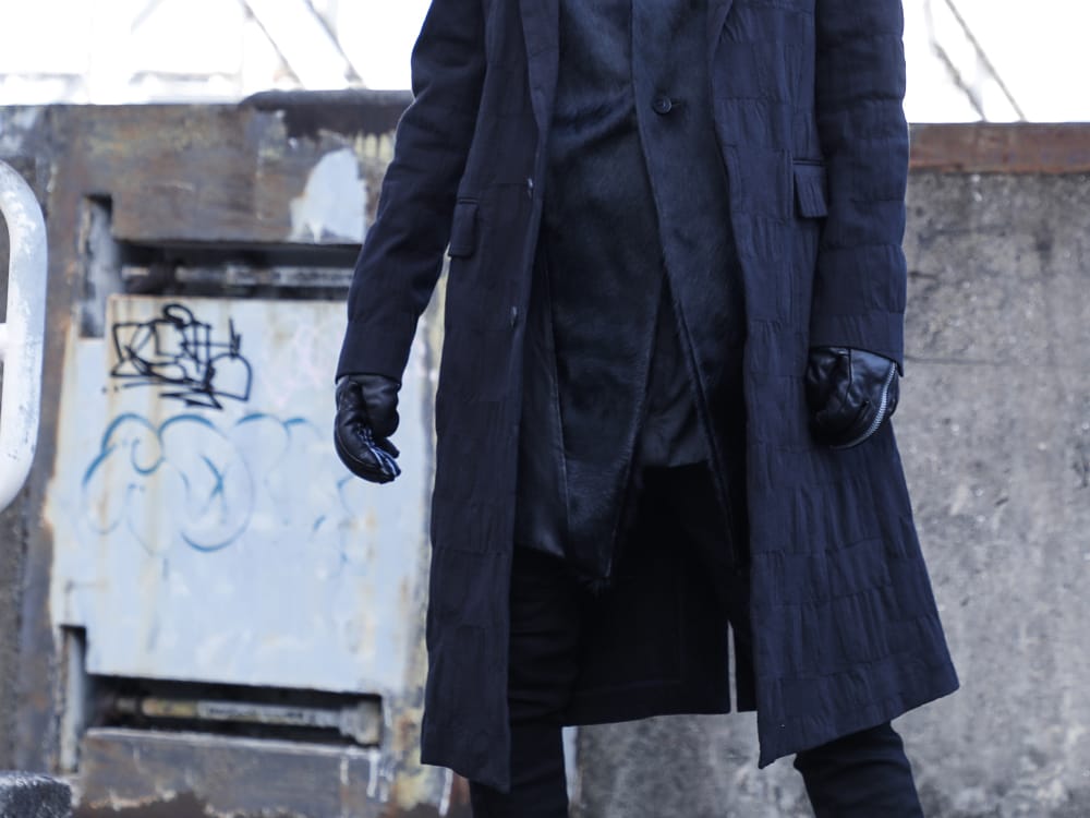 ユリウス / ディーハイゲン 2022-23AW - クラシカルなシルエットに無骨さを感じるディテールを - ST106-0322A(Scabパッチワークジャガードストレッチコットンチェスターコート) 797VEM2(ラムスキン / カウヘアー ベスト) ST108-0122A(ホースレザージップグローブ) - 2-004