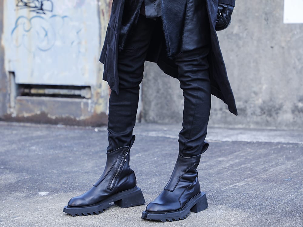 ユリウス 2022-23AW - すっきりとしながらも立体的なシルエットを生み出すスキニーパンツ - 797PAM9-BK(10oz ストレッチデニム コーティング スキニーパンツ) 797FWM1(カウレザー サイド ジップアップ ブーツ) - 3-002