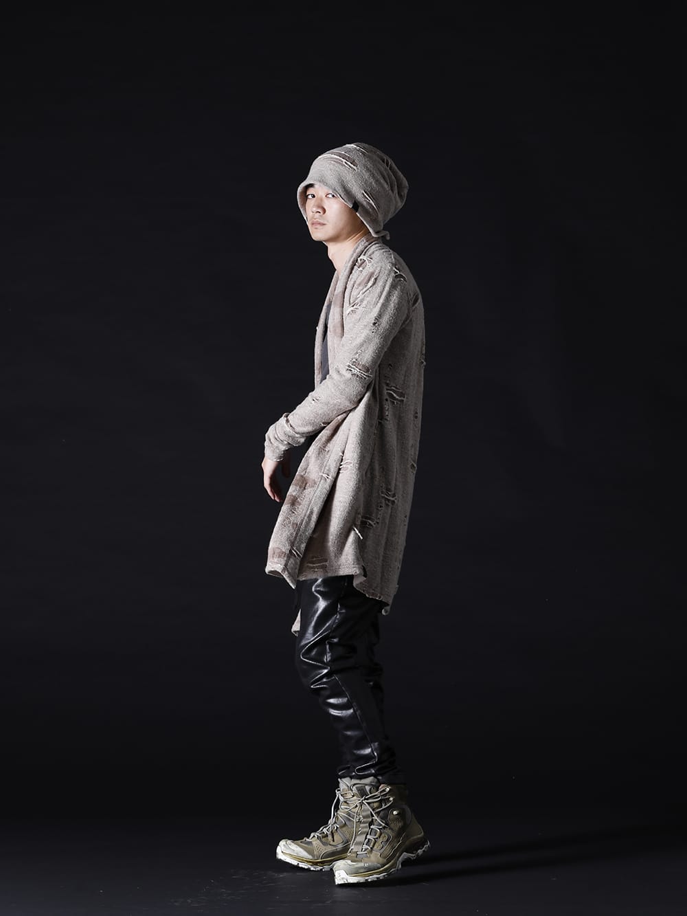 kiryuyrik / JULIUS / 11 by Boris Bidjan Saberi 2022-23AW - The element with a sense of mode is added to a decadent atmosphere. - KO-HT19-058-beige(Damage Jersey Shawl Cardigan Beige) 799CUM25-Charcoal(Rib Asymmetry Cutsewn Charcoal) 799PAM26-C(Coated Sweat Seamed Pants) BOOT2-GTX-WH-LR-ALL-WEHR-GRUN(BOOT2 GTX WH/LR/ALL WEHR GRÜN) KO-HCAP01-058-beige(Damage Jersey Cap Beige) - 1-002