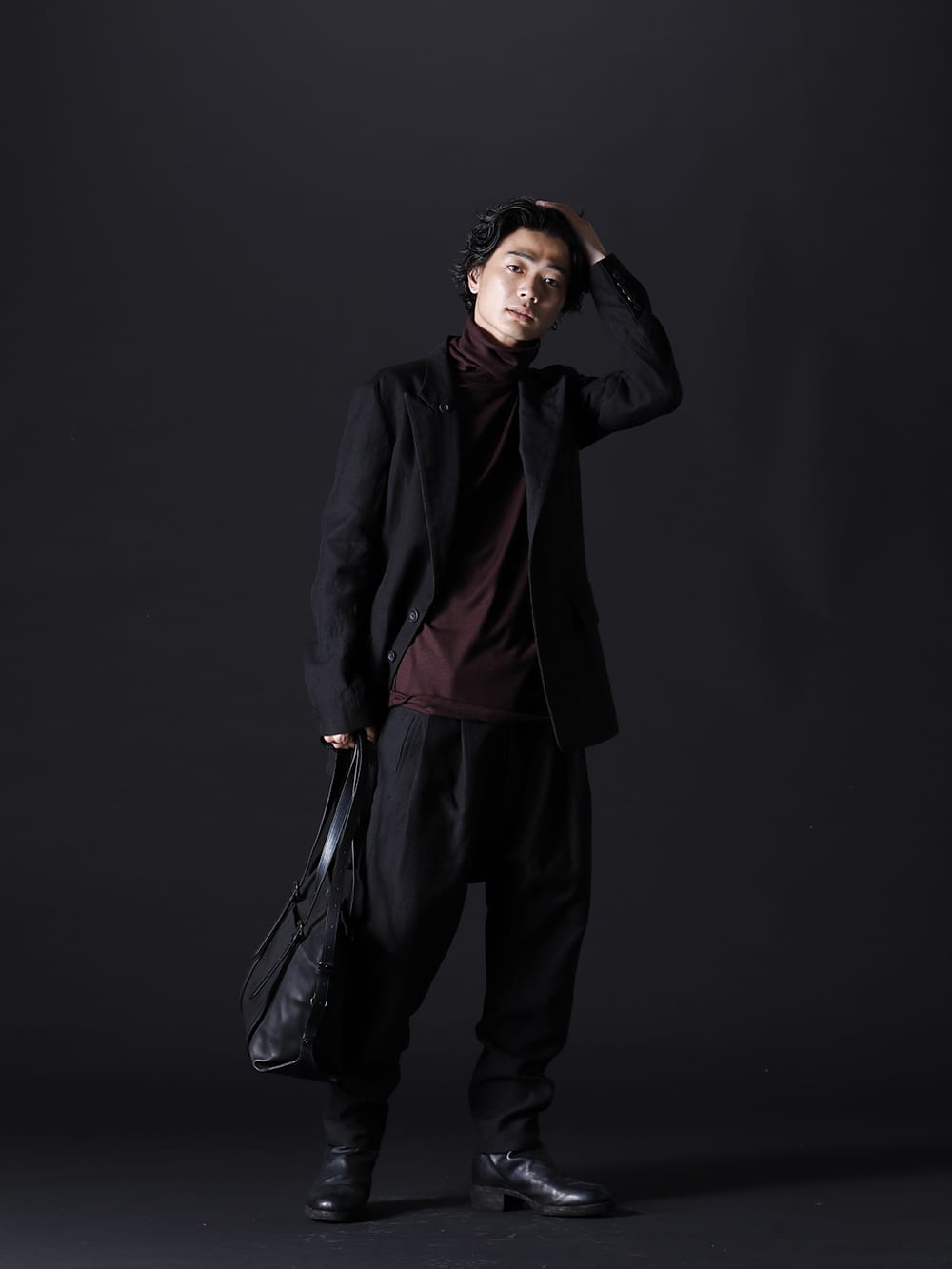 ヌード マサヒコマルヤマ / ガラアーベント / グイディ / パトリック ステファン 2022-23AW スタイリング 全く違う表情を見せるリバーシブルジャケットをメインにした、大人な雰囲気が漂うキレイめスタイルにカジュアルなディテールをプラス - 季節感を感じるテーラードスタイルに変化を - NU-1651(リバーシブル オーバーサイズ ジャケット) 87320705-Bordeaux-22AW(2/48 ミルドウオッシャブル天竺 タートルネックプルオーバー ボルドー) NU-1652(ドロップクロッチ 2タックパンツ) 788Z_H(バックジップブーツ ダブルソール - ホース フルグレイン レザー) 204ABG03(マイクロ アトリエバッグ ホースハイドレザー S2) - 1-001