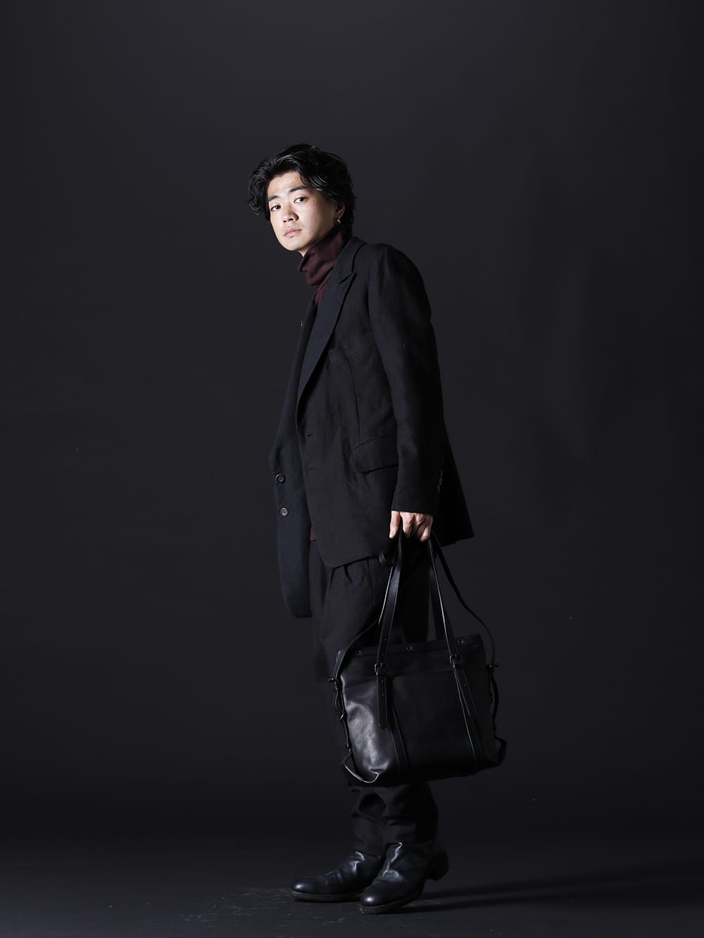 ヌード マサヒコマルヤマ / ガラアーベント / グイディ / パトリック ステファン 2022-23AW - 季節感を感じるテーラードスタイルに変化を - NU-1651(リバーシブル オーバーサイズ ジャケット) 87320705-Bordeaux-22AW(2/48 ミルドウオッシャブル天竺 タートルネックプルオーバー ボルドー) NU-1652(ドロップクロッチ 2タックパンツ) 788Z_H(バックジップブーツ ダブルソール - ホース フルグレイン レザー) 204ABG03(マイクロ アトリエバッグ ホースハイドレザー S2) - 1-002