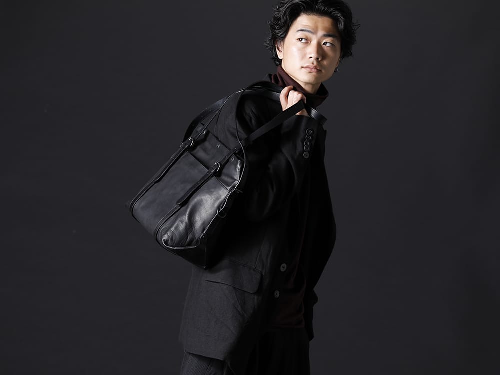 ヌード マサヒコマルヤマ / ガラアーベント / パトリック ステファン 2022-23AW - ブラックでデザイン性ある表面と、異素材とブラック/ホワイトで切り替えた裏面 - NU-1651(リバーシブル オーバーサイズ ジャケット) 87320705-Bordeaux-22AW(2/48 ミルドウオッシャブル天竺 タートルネックプルオーバー ボルドー) 204ABG03(マイクロ アトリエバッグ ホースハイドレザー S2) - 2-002