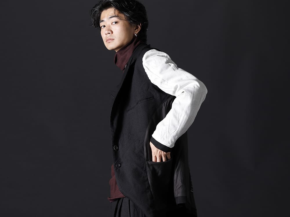 ヌード マサヒコマルヤマ / ガラアーベント 2022-23AW - ブラックでデザイン性ある表面と、異素材とブラック/ホワイトで切り替えた裏面 - NU-1651(リバーシブル オーバーサイズ ジャケット) 87320705-Bordeaux-22AW(2/48 ミルドウオッシャブル天竺 タートルネックプルオーバー ボルドー) - 2-009