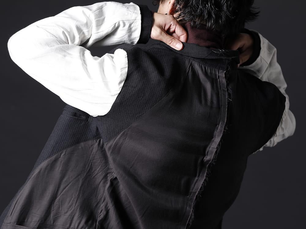 ヌード マサヒコマルヤマ 2022-23AW - ブラックでデザイン性ある表面と、異素材とブラック/ホワイトで切り替えた裏面 - NU-1651(リバーシブル オーバーサイズ ジャケット) - 2-013