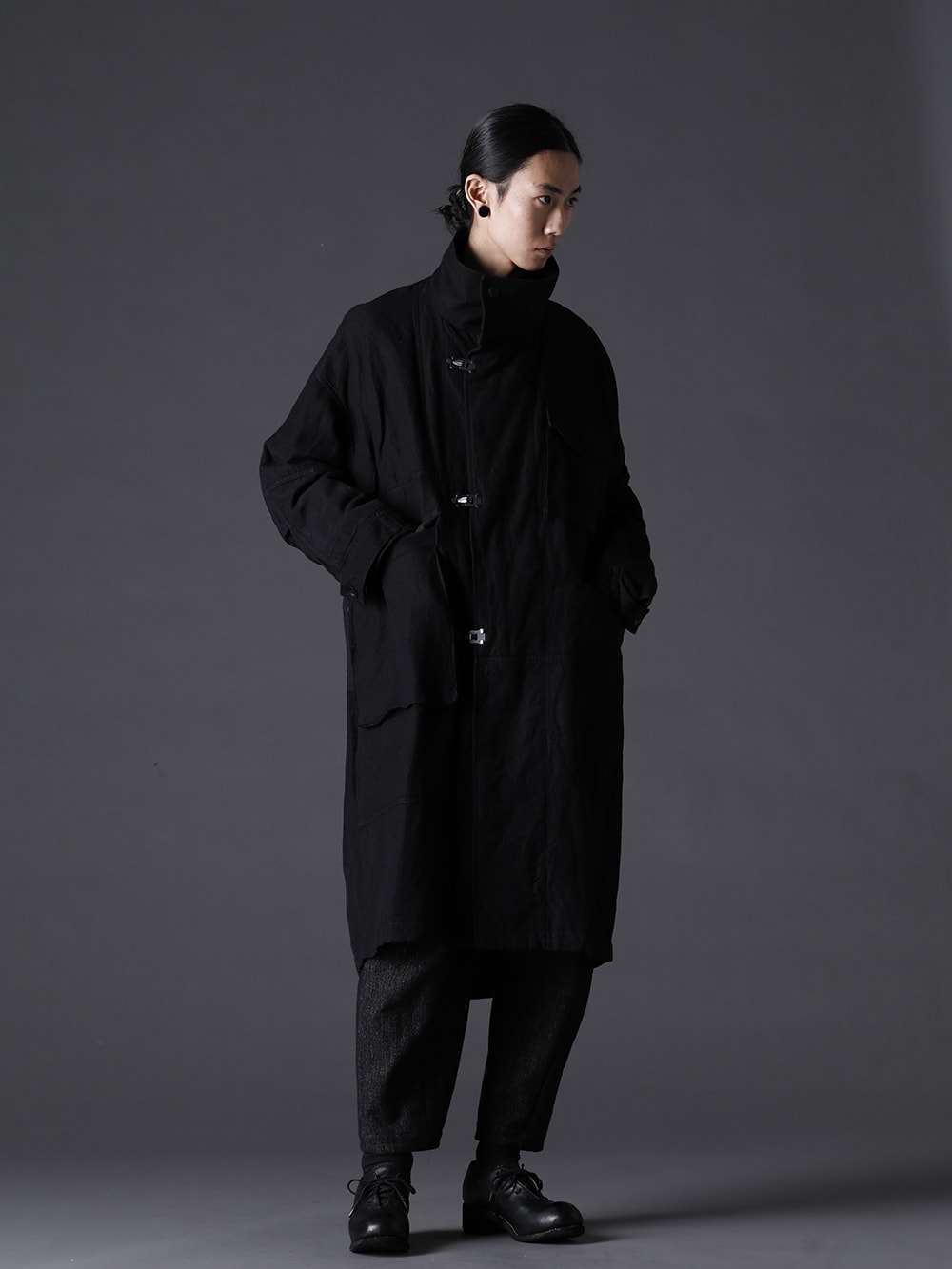  The Viridi-anne(ザ ヴィリジアン) 22-23AW(秋冬) スタイリング 渋い素材感とリラックスシルエットには天然素材の柔らかな雰囲気のものを - VI-3510-06 ウール/リネン コート KTS-MLP-Melange-Gray プルオーバー ニット メリノ ウール メランジ グレー PTN-SHC クロップド パンツ シェットランド ウール / リネン PL10L-BLKT オーソピーディック ダービーシューズ ホース フルグレイン レザー - PL10L 1-001