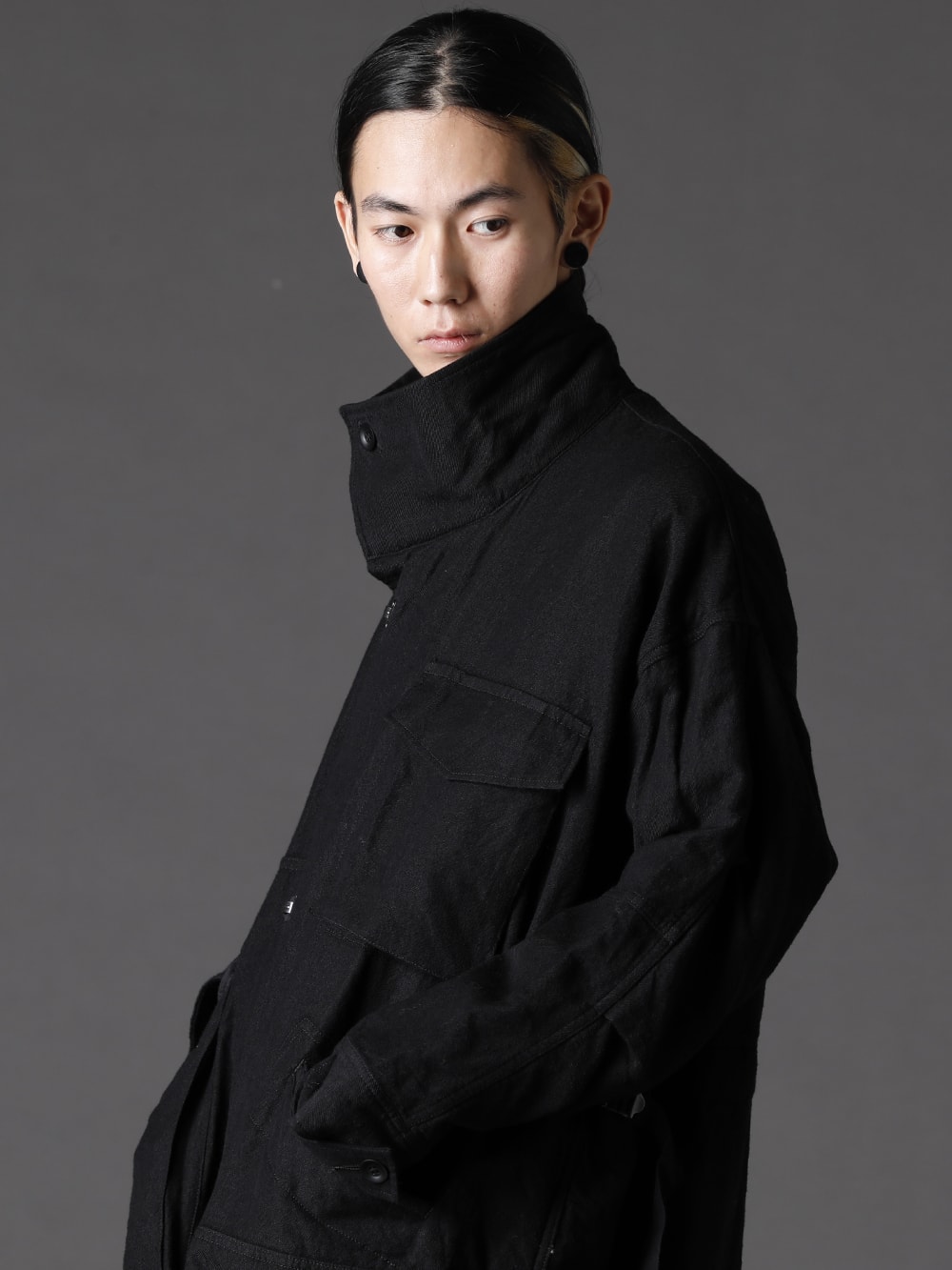  The Viridi-anne(ザ ヴィリジアン) 22-23AW(秋冬) 男臭さが漂うデザインに程よく落ち着きを与えるリネン素材の表情  - VI-3510-06 ウール/リネン コート  2-002