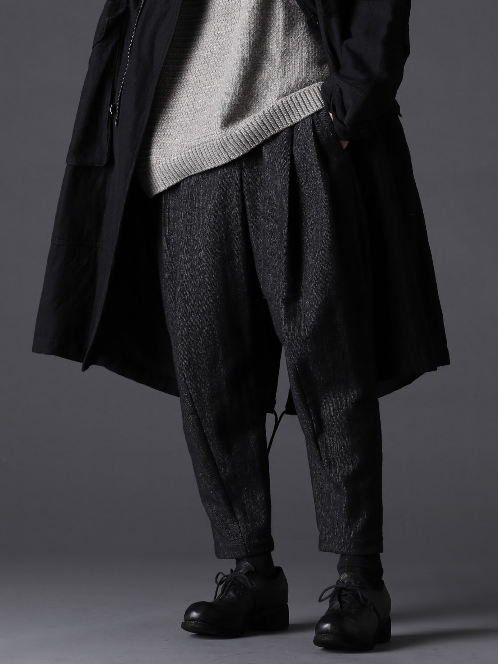  The Viridi-anne(ザ ヴィリジアン) 22-23AW(秋冬) スタイリング - 画像の詳細(スタイリング全体の詳細) 素材の構成や渋い色味が味わい深いアイテム KTS-MLP-Melange-Gray プルオーバー ニット メリノ ウール メランジ グレー PTN-SHC クロップド パンツ シェットランド ウール / リネン PL10L-BLKT オーソピーディック ダービーシューズ ホース フルグレイン レザー - PL10L  3-001