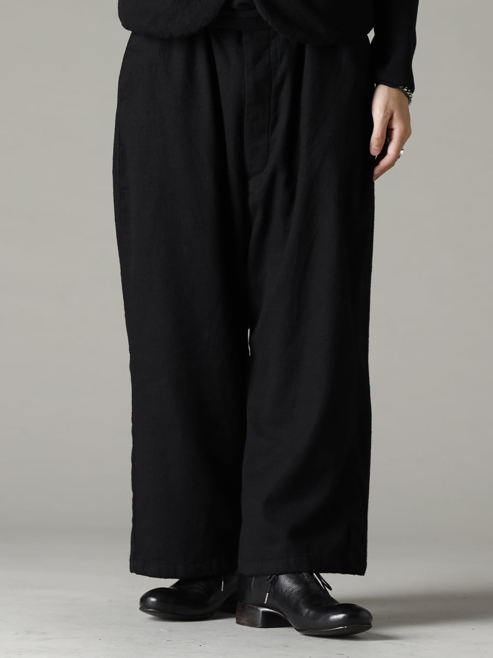 GARMENT REPRODUCTION OF WORKERS 22-23AW This black item also has a gentle expression - Bretagne-pants-Long-Wool-Black Bretagne pants Long Wool Black - Derby-W-Hidden-Laces-Kangaroo-Black W. Hidden Laces Derby Shoes Kangaroo Black 3-001