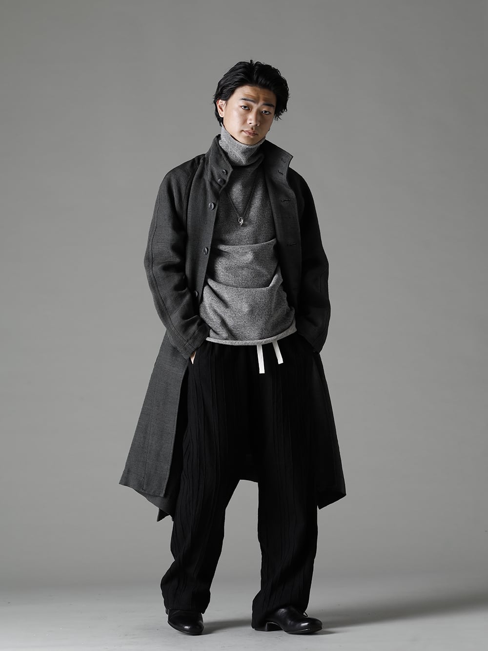 NOUSAN(ノウザン) 22-23AW(秋冬)  - チャコールカラーが生地に奥行きを生み出す - 重厚感のあるヘビーシルク素材が鈍く光る - plow-heavy-silk ヘビーシルク A-ライン ラグランコート - TTC-wmpl-Grey-Beige イタリア マペル ウールニットボトルネック グレーベージュ - linea-preatwool プリーツド ウール ワイド パンツ - Derby-W-Hidden-Laces-Kangaroo-Black W. ヒドゥン レース ダービーシューズ カンガルー ブラック