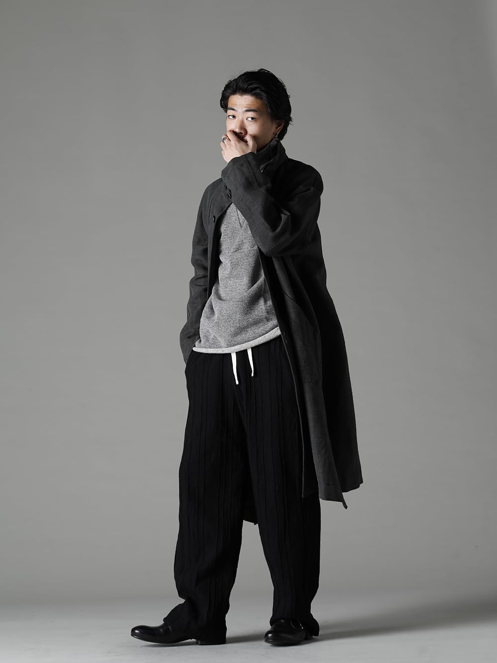 NOUSAN(ノウザン) 22-23AW(秋冬)  重厚感のあるヘビーシルク素材が鈍く光る - plow-heavy-silk ヘビーシルク A-ライン ラグランコート - TTC-wmpl-Grey-Beige イタリア マペル ウールニットボトルネック グレーベージュ - linea-preatwool プリーツド ウール ワイド パンツ - Derby-W-Hidden-Laces-Kangaroo-Black W. ヒドゥン レース ダービーシューズ カンガルー ブラック 1-001