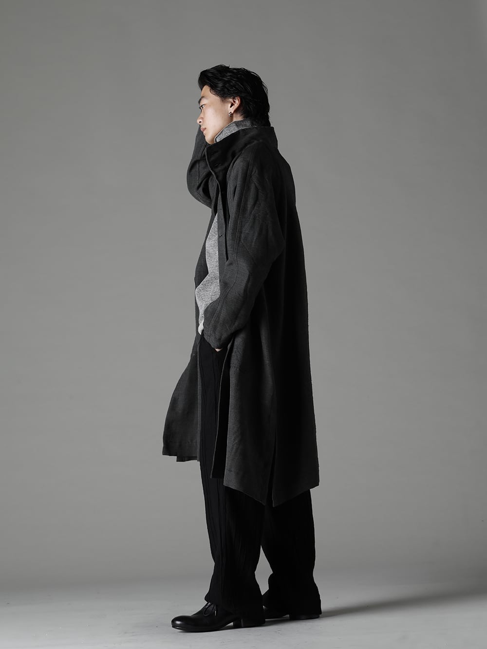 NOUSAN(ノウザン) 22-23AW(秋冬)  重厚感のあるヘビーシルク素材が鈍く光る - plow-heavy-silk ヘビーシルク A-ライン ラグランコート - TTC-wmpl-Grey-Beige イタリア マペル ウールニットボトルネック グレーベージュ - linea-preatwool プリーツド ウール ワイド パンツ - Derby-W-Hidden-Laces-Kangaroo-Black W. ヒドゥン レース ダービーシューズ カンガルー ブラック 1-002