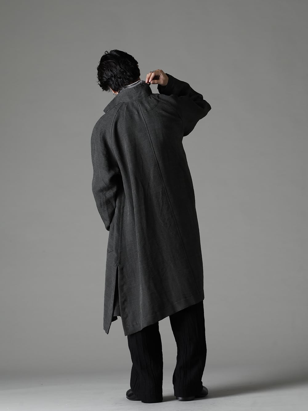 NOUSAN(ノウザン) 22-23AW(秋冬)  重厚感のあるヘビーシルク素材が鈍く光る - plow-heavy-silk ヘビーシルク A-ライン ラグランコート - TTC-wmpl-Grey-Beige イタリア マペル ウールニットボトルネック グレーベージュ - linea-preatwool プリーツド ウール ワイド パンツ - Derby-W-Hidden-Laces-Kangaroo-Black W. ヒドゥン レース ダービーシューズ カンガルー ブラック 1-003