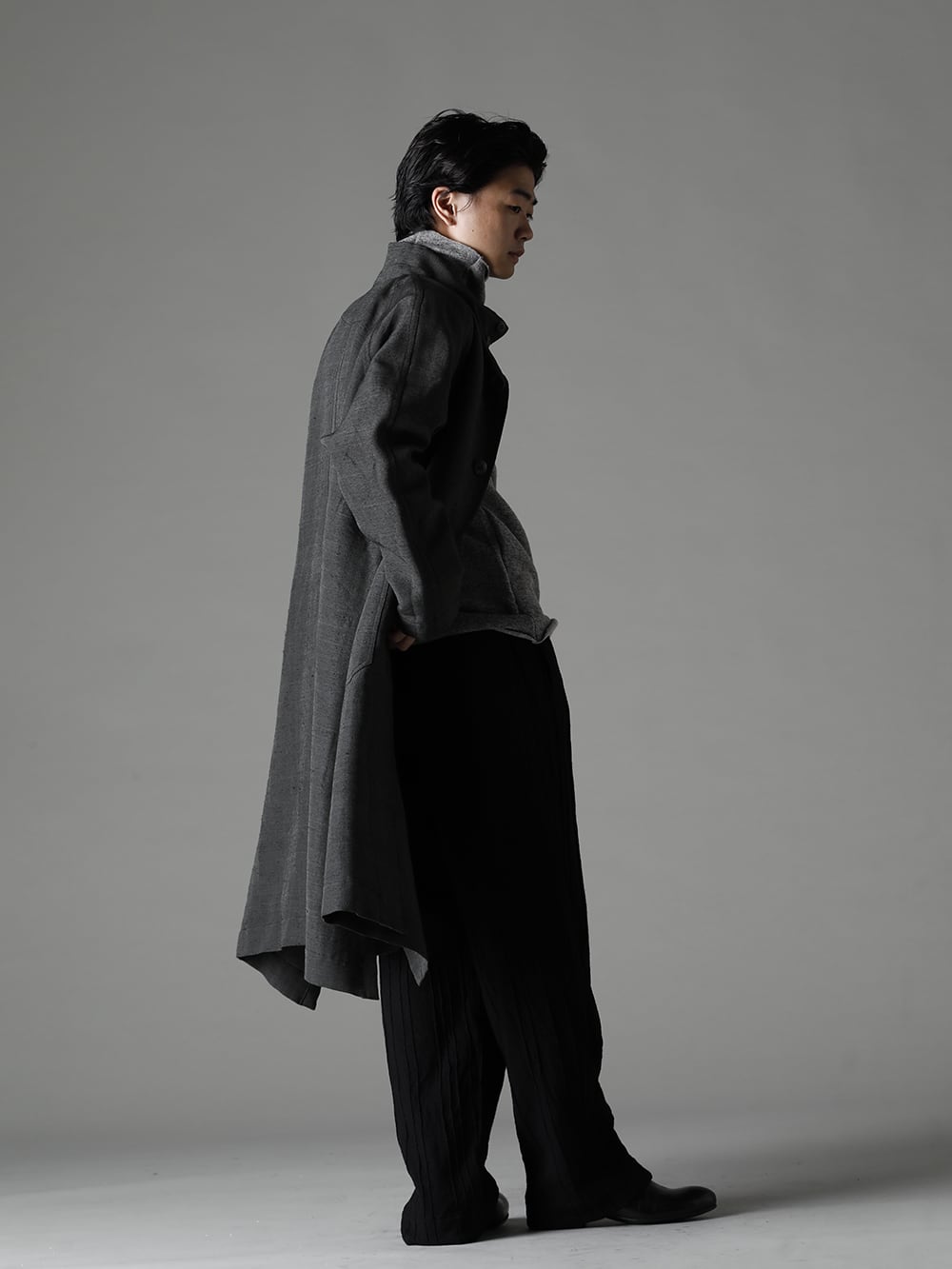 NOUSAN(ノウザン) 22-23AW(秋冬)  重厚感のあるヘビーシルク素材が鈍く光る - plow-heavy-silk ヘビーシルク A-ライン ラグランコート - TTC-wmpl-Grey-Beige イタリア マペル ウールニットボトルネック グレーベージュ - linea-preatwool プリーツド ウール ワイド パンツ - Derby-W-Hidden-Laces-Kangaroo-Black W. ヒドゥン レース ダービーシューズ カンガルー ブラック 1-003