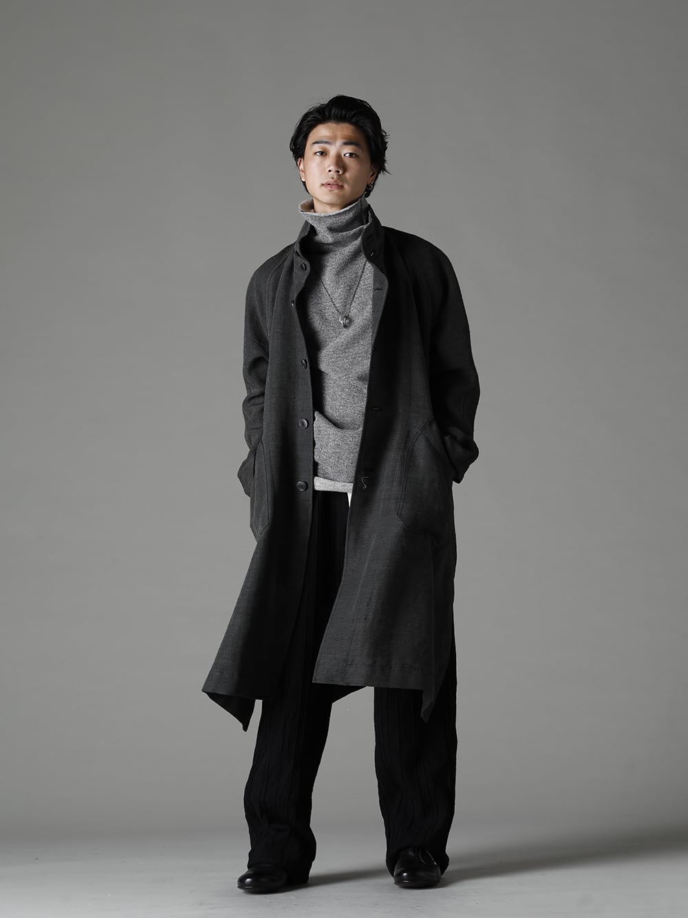 NOUSAN(ノウザン) 22-23AW(秋冬)  重厚感のあるヘビーシルク素材が鈍く光る - plow-heavy-silk ヘビーシルク A-ライン ラグランコート - TTC-wmpl-Grey-Beige イタリア マペル ウールニットボトルネック グレーベージュ - linea-preatwool プリーツド ウール ワイド パンツ - Derby-W-Hidden-Laces-Kangaroo-Black W. ヒドゥン レース ダービーシューズ カンガルー ブラック 1-003