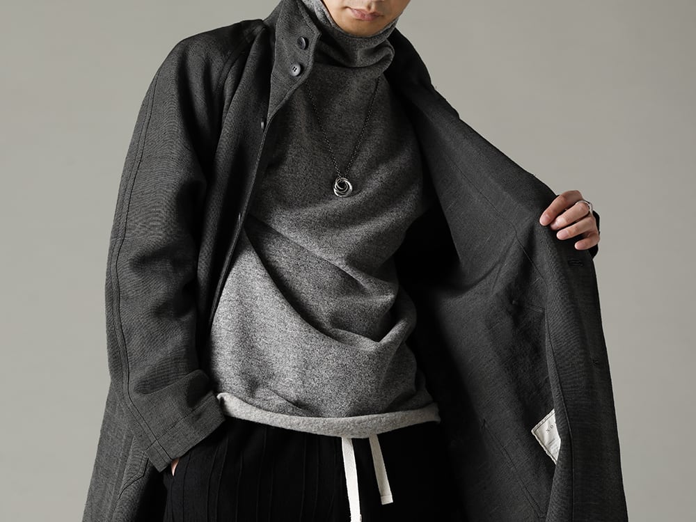 NOUSAN(ノウザン) 22-23AW(秋冬) 実用性を兼ね備えたディテール  - plow-heavy-silk ヘビーシルク A-ライン ラグランコート - TTC-wmpl-Grey-Beige イタリア マペル ウールニットボトルネック グレーベージュ 2-002